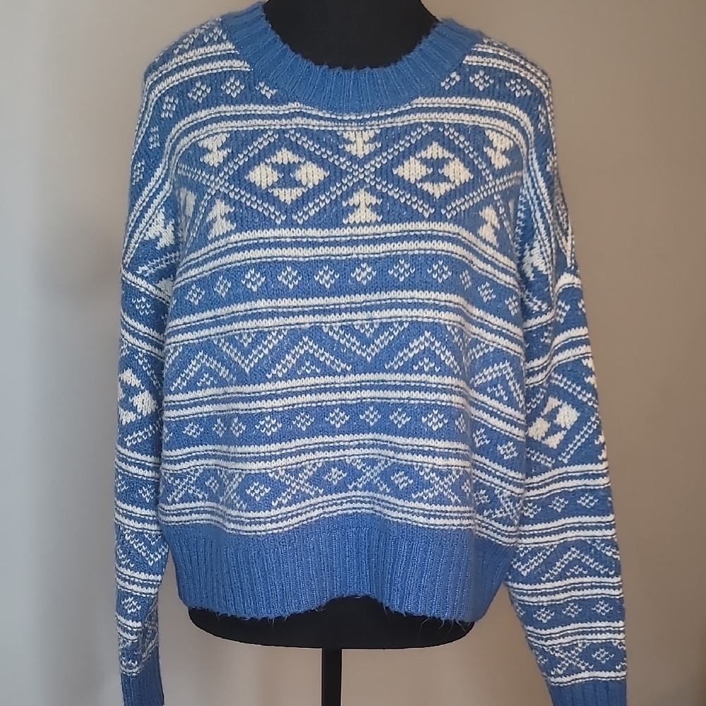American Eagle Outfitters Blue and White Crewneck Sweater with Geometric Pattern